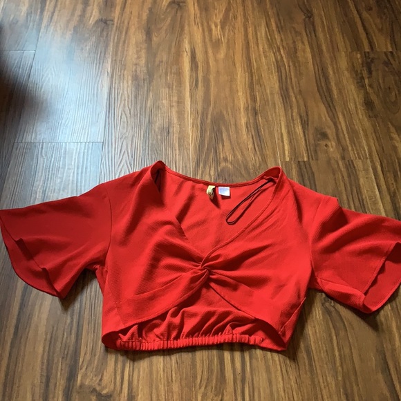 $Red knot front crop top - Picture 3 of 6